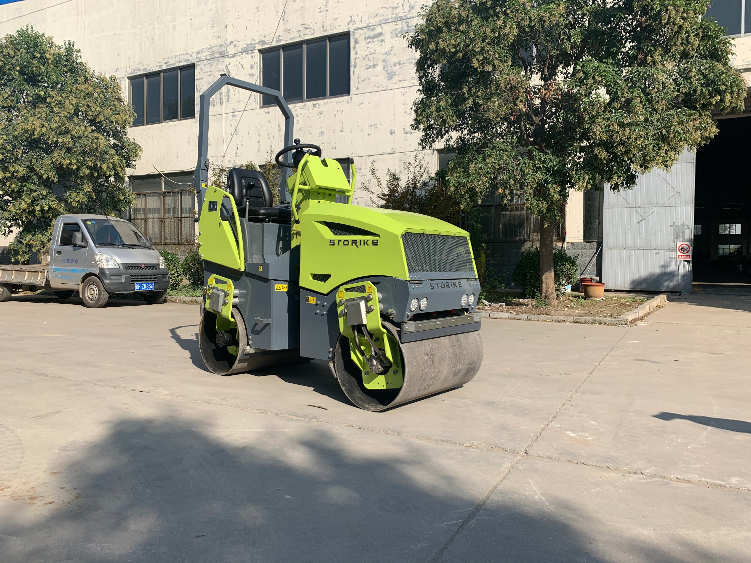 壓路機在大灣區建設施工過程中對瀝青路面進行壓實作業時應注意哪些？