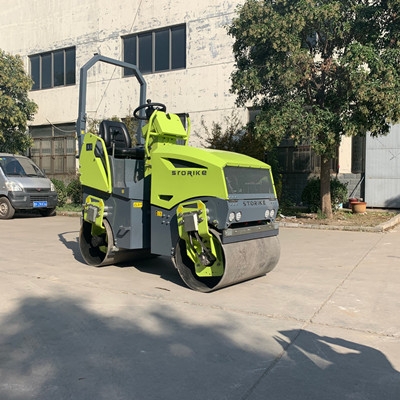 想知道壓路機前面的大滾筒里面裝著什么嗎？